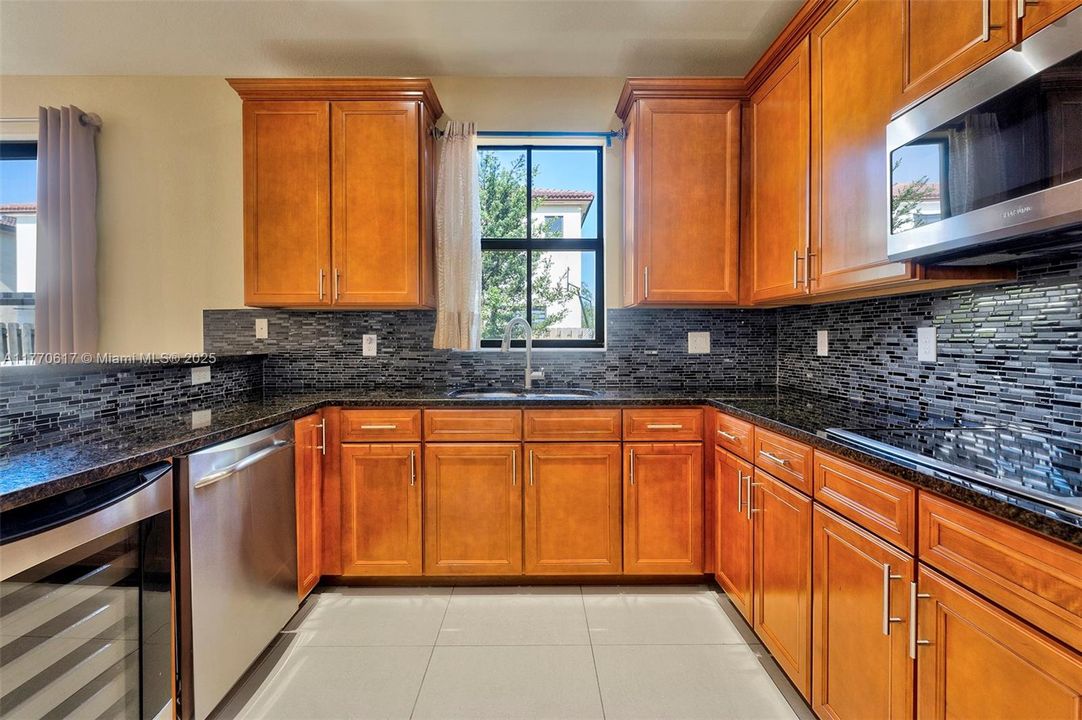 Recientemente alquilado: $5,500 (4 camas, 3 baños, 2548 Pies cuadrados)