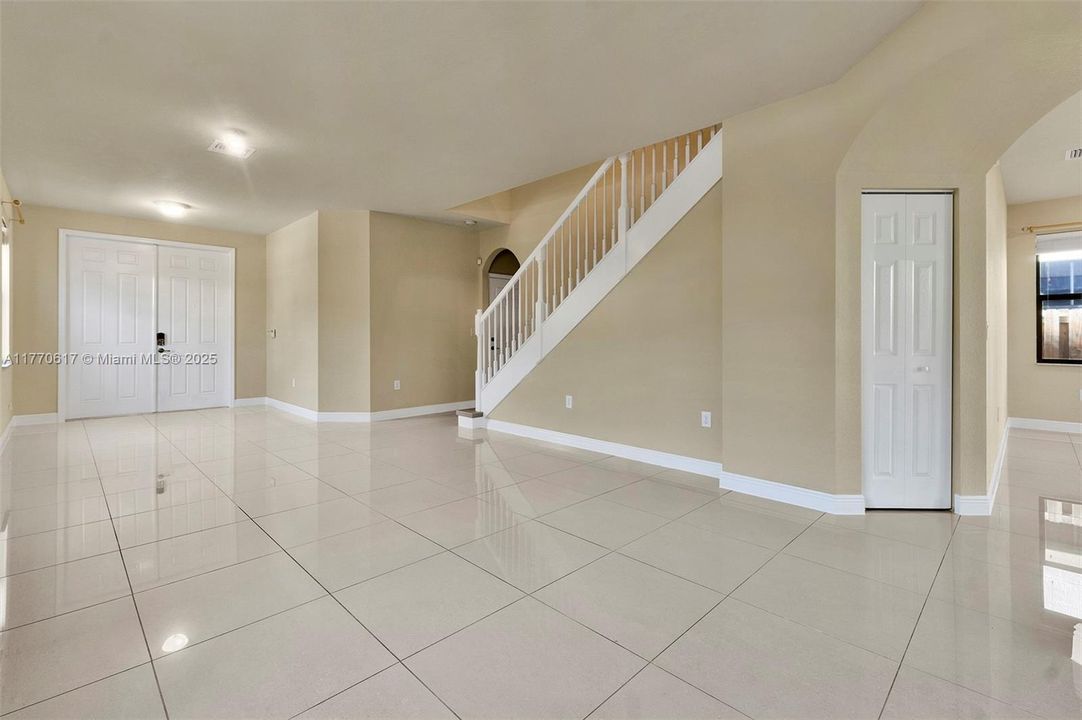 Recientemente alquilado: $5,500 (4 camas, 3 baños, 2548 Pies cuadrados)