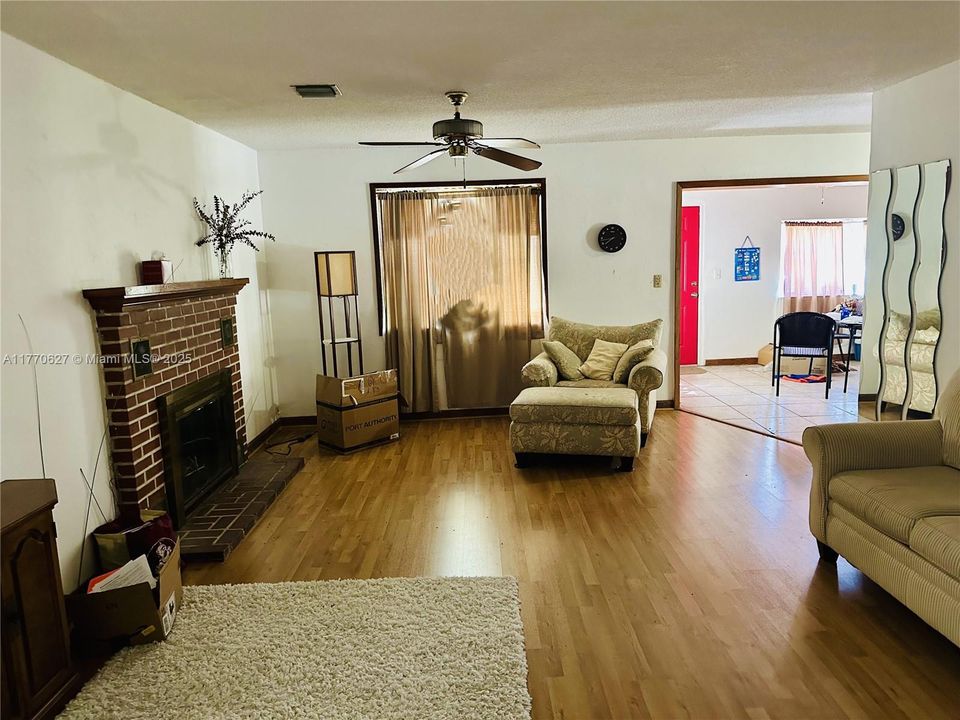 Vendido Recientemente: $450,000 (3 camas, 1 baños, 1165 Pies cuadrados)