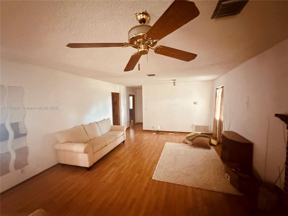 Vendido Recientemente: $450,000 (3 camas, 1 baños, 1165 Pies cuadrados)