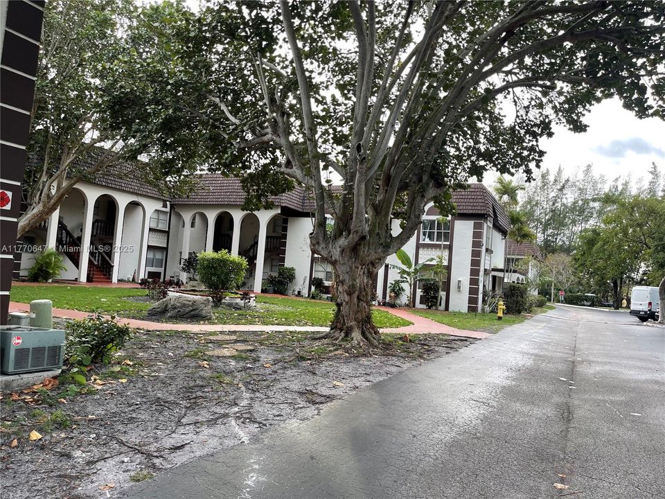 For Sale: $150,000 (1 beds, 1 baths, 645 Square Feet)