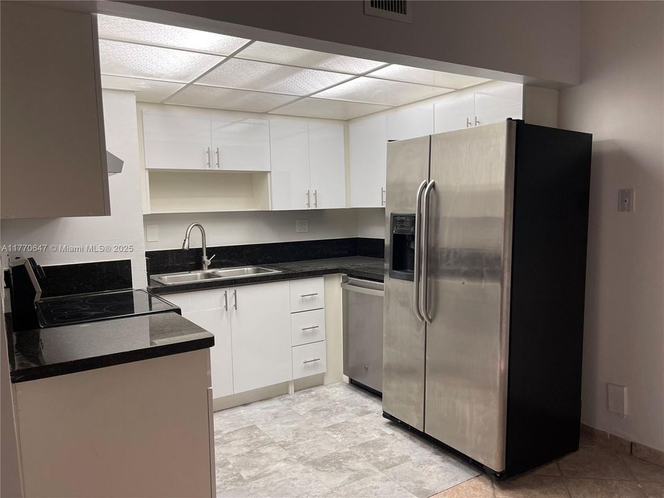 For Sale: $150,000 (1 beds, 1 baths, 645 Square Feet)