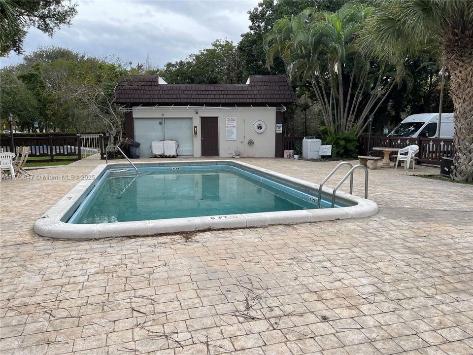 For Sale: $150,000 (1 beds, 1 baths, 645 Square Feet)