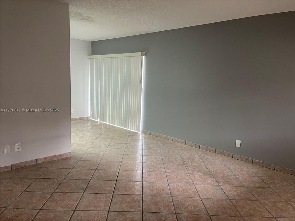For Sale: $150,000 (1 beds, 1 baths, 645 Square Feet)
