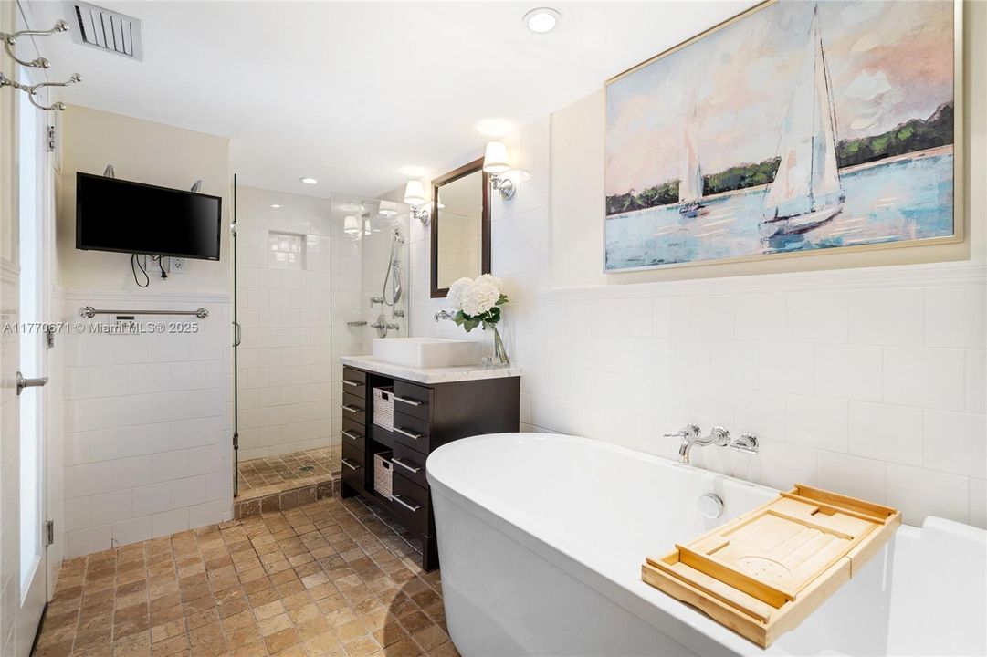 Recently Rented: $5,000 (2 beds, 2 baths, 1640 Square Feet)