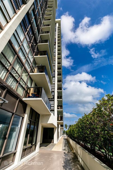 Recently Rented: $5,000 (2 beds, 2 baths, 1640 Square Feet)