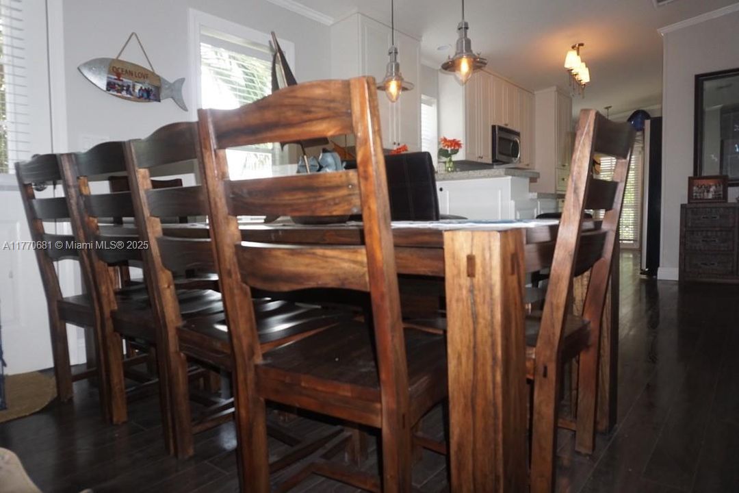 For Sale: $425,000 (3 beds, 2 baths, 1152 Square Feet)