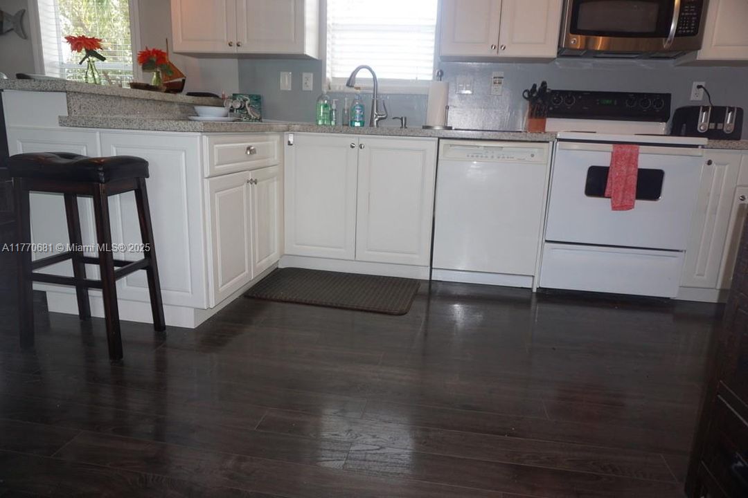 For Sale: $425,000 (3 beds, 2 baths, 1152 Square Feet)