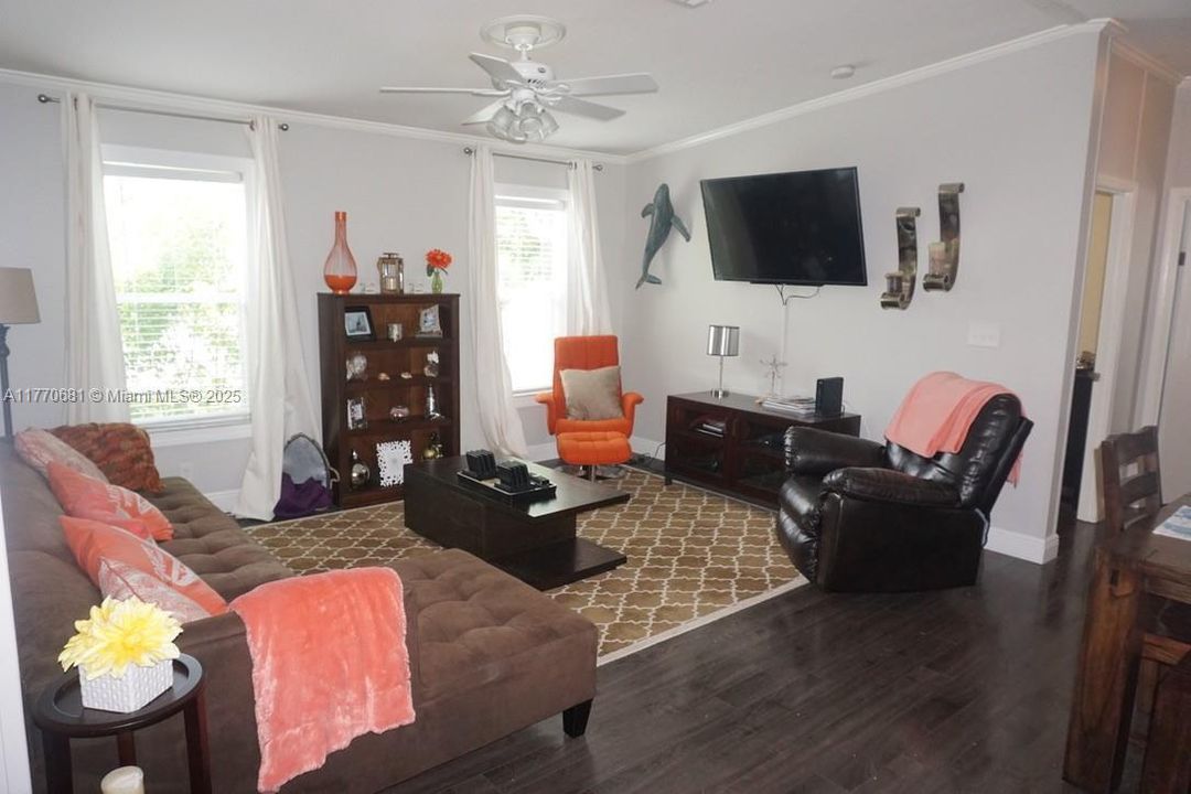 For Sale: $425,000 (3 beds, 2 baths, 1152 Square Feet)