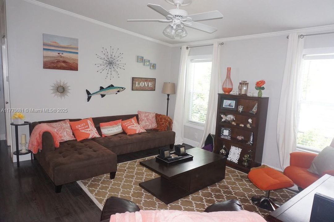 For Sale: $425,000 (3 beds, 2 baths, 1152 Square Feet)