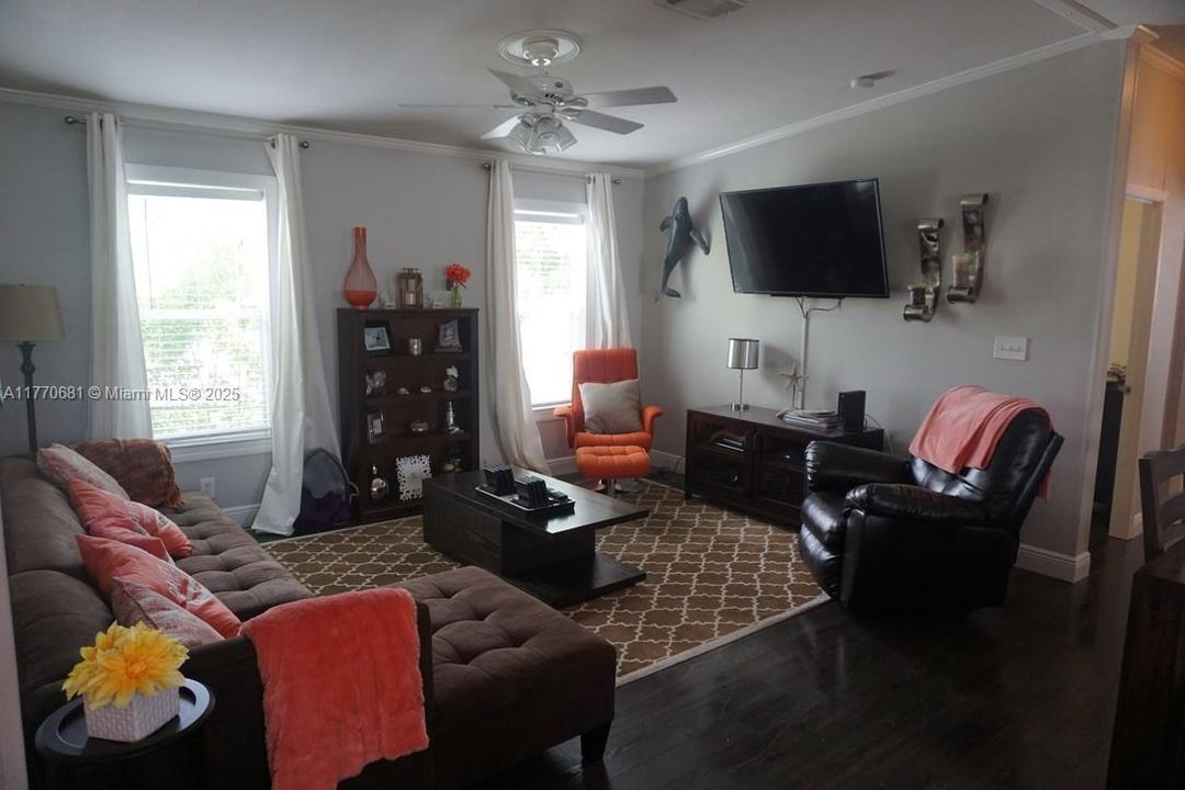 For Sale: $425,000 (3 beds, 2 baths, 1152 Square Feet)