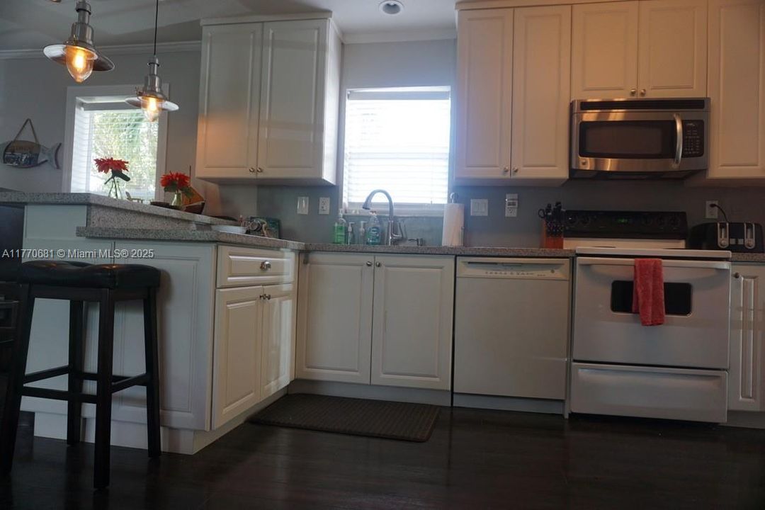 For Sale: $425,000 (3 beds, 2 baths, 1152 Square Feet)