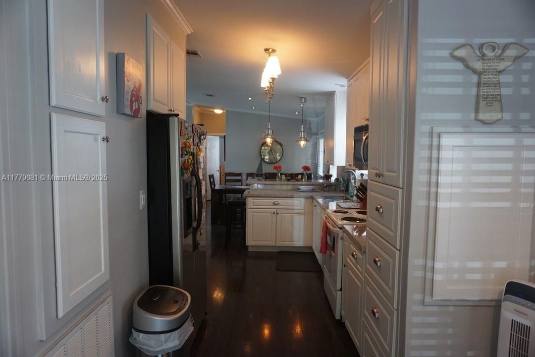 For Sale: $425,000 (3 beds, 2 baths, 1152 Square Feet)