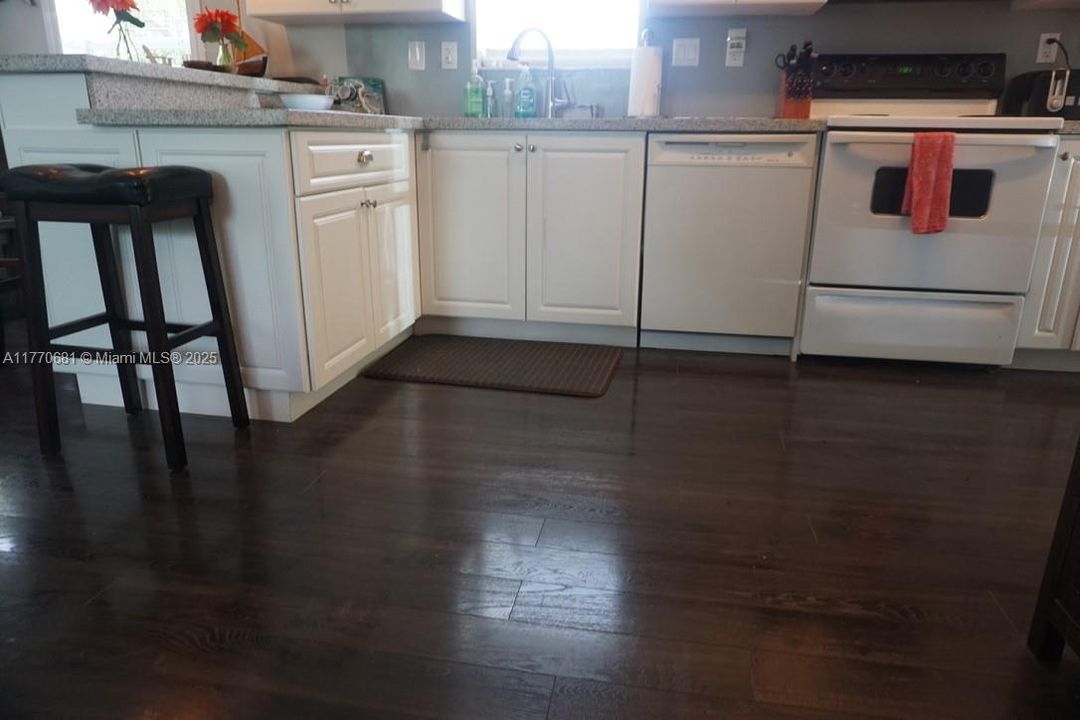 For Sale: $425,000 (3 beds, 2 baths, 1152 Square Feet)