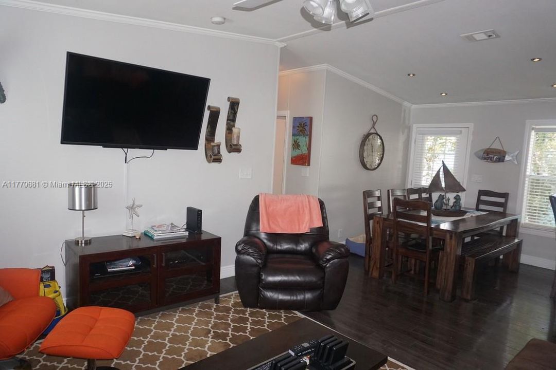 For Sale: $425,000 (3 beds, 2 baths, 1152 Square Feet)