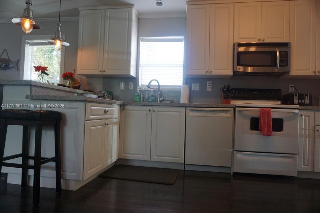 For Sale: $425,000 (3 beds, 2 baths, 1152 Square Feet)