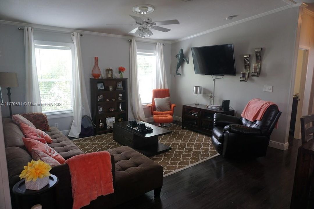 For Sale: $425,000 (3 beds, 2 baths, 1152 Square Feet)