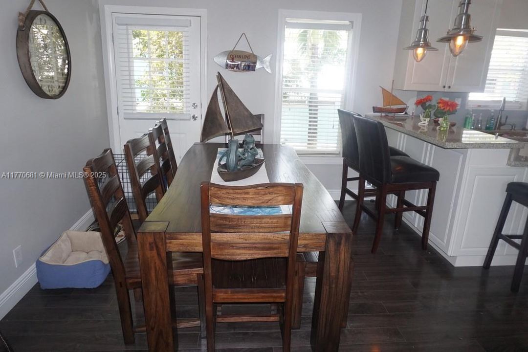 For Sale: $425,000 (3 beds, 2 baths, 1152 Square Feet)