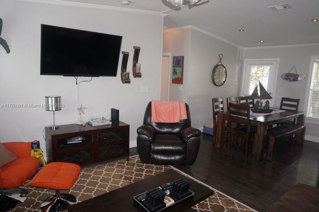 For Sale: $425,000 (3 beds, 2 baths, 1152 Square Feet)