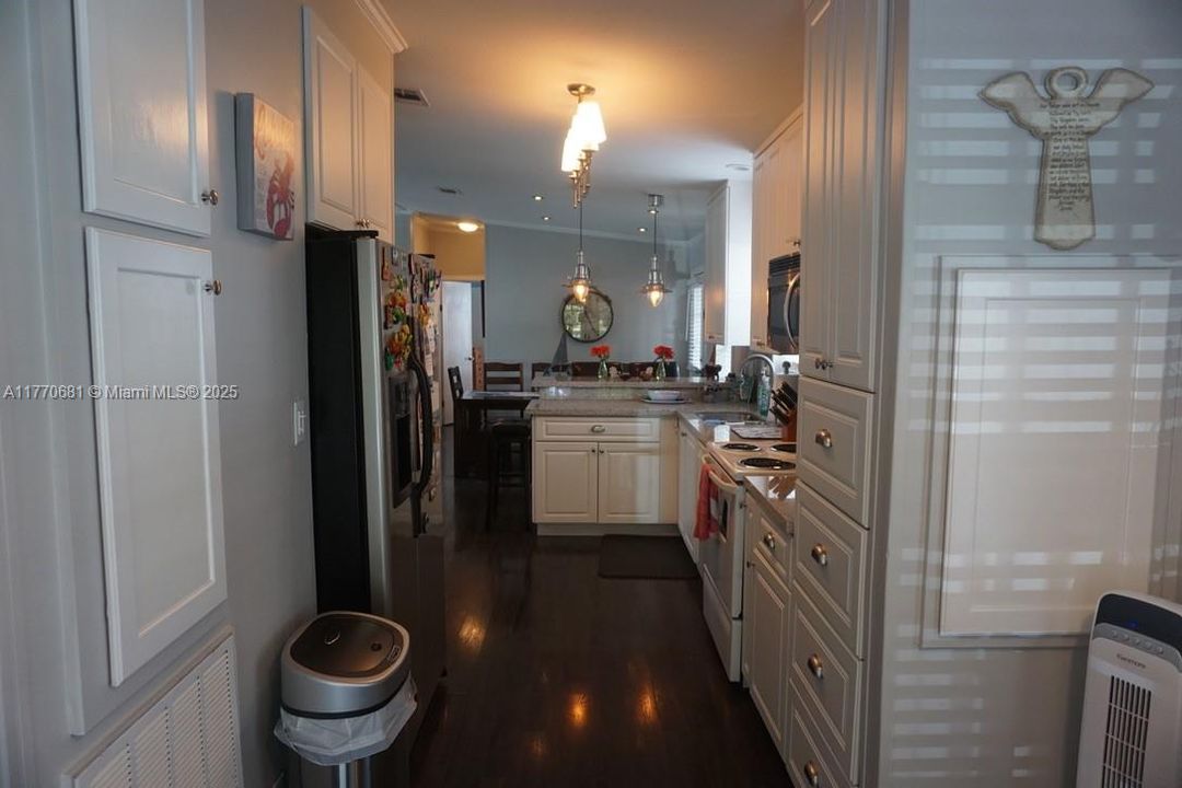 For Sale: $425,000 (3 beds, 2 baths, 1152 Square Feet)