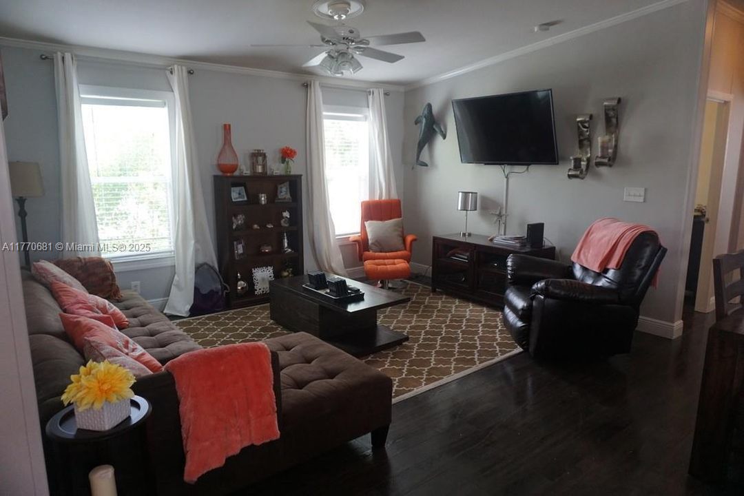 For Sale: $425,000 (3 beds, 2 baths, 1152 Square Feet)