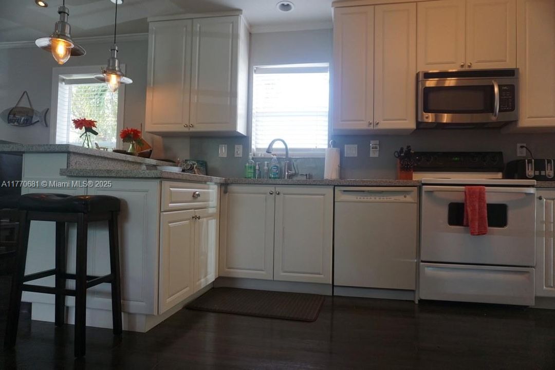 For Sale: $425,000 (3 beds, 2 baths, 1152 Square Feet)