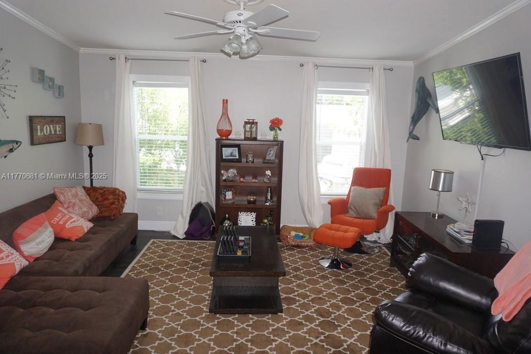 For Sale: $425,000 (3 beds, 2 baths, 1152 Square Feet)