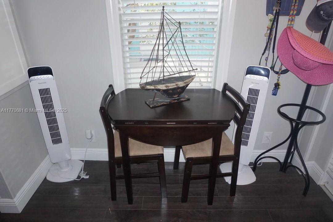 For Sale: $425,000 (3 beds, 2 baths, 1152 Square Feet)