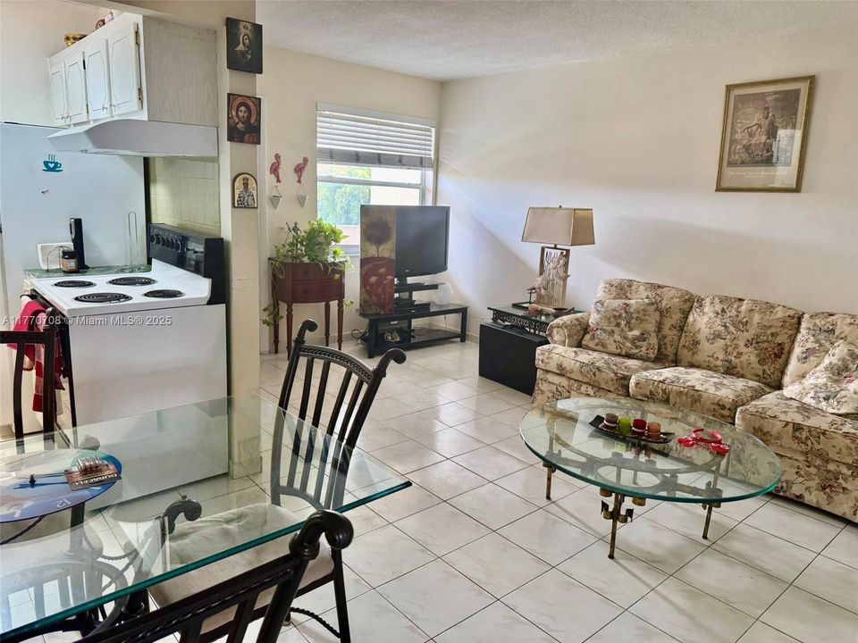 For Sale: $99,000 (1 beds, 1 baths, 510 Square Feet)