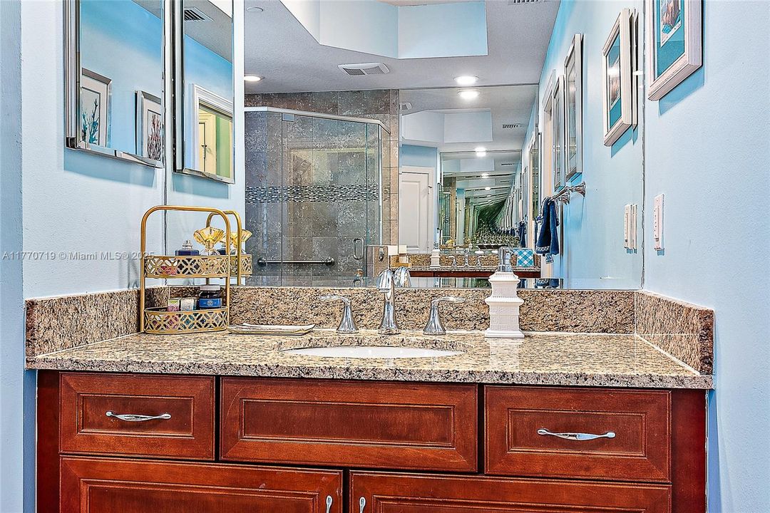 En Venta: $1,100,000 (2 camas, 2 baños, 1659 Pies cuadrados)