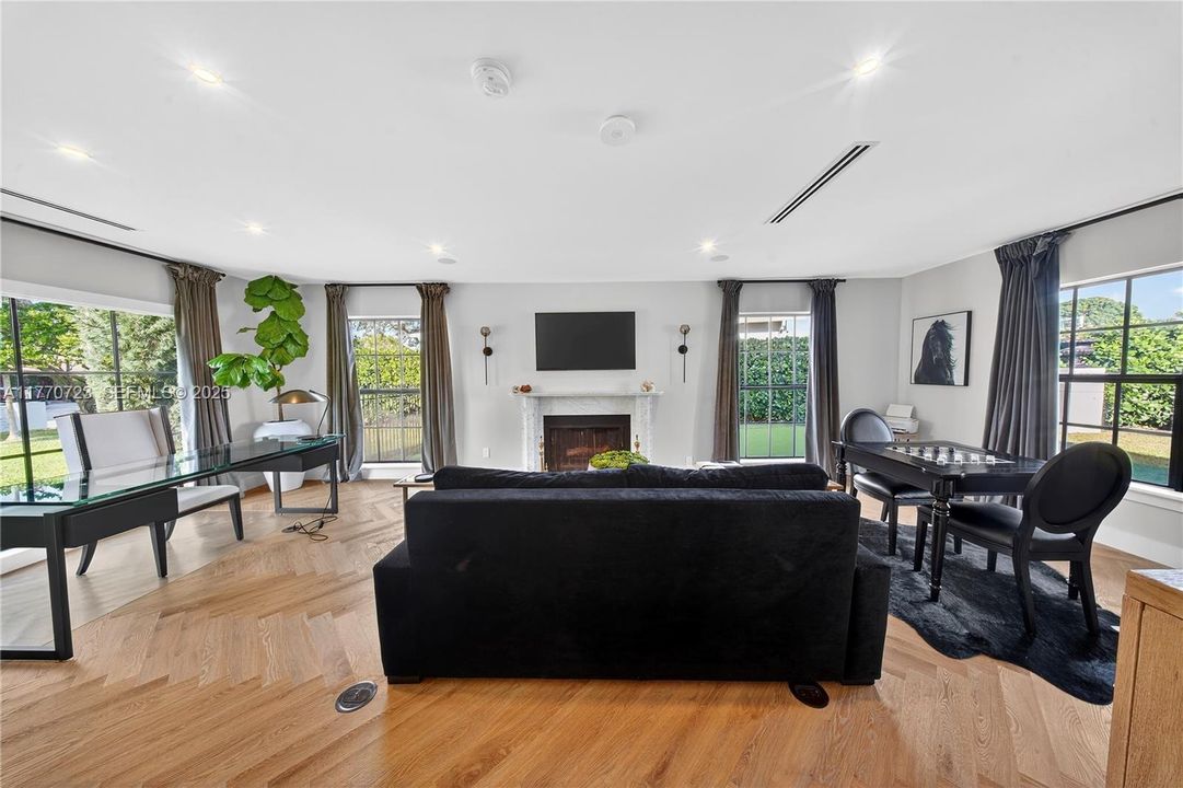 В аренду: $26,000 (5 спален, 4 ванн, 4378 Квадратных фут)