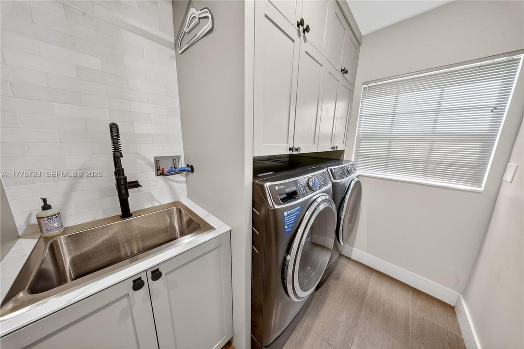 В аренду: $26,000 (5 спален, 4 ванн, 4378 Квадратных фут)