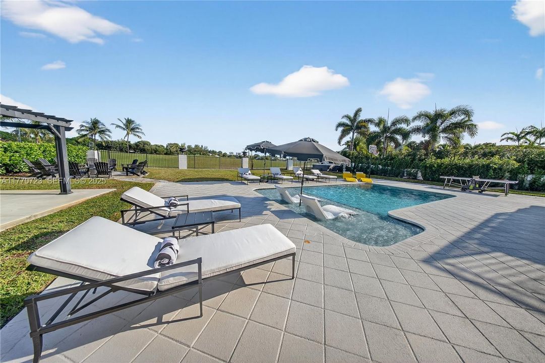 В аренду: $26,000 (5 спален, 4 ванн, 4378 Квадратных фут)