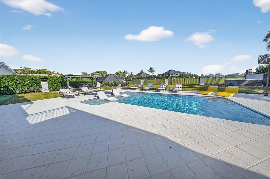 В аренду: $26,000 (5 спален, 4 ванн, 4378 Квадратных фут)