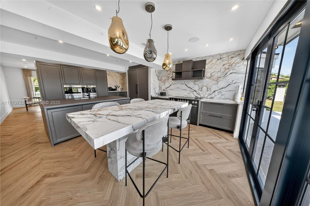 В аренду: $26,000 (5 спален, 4 ванн, 4378 Квадратных фут)