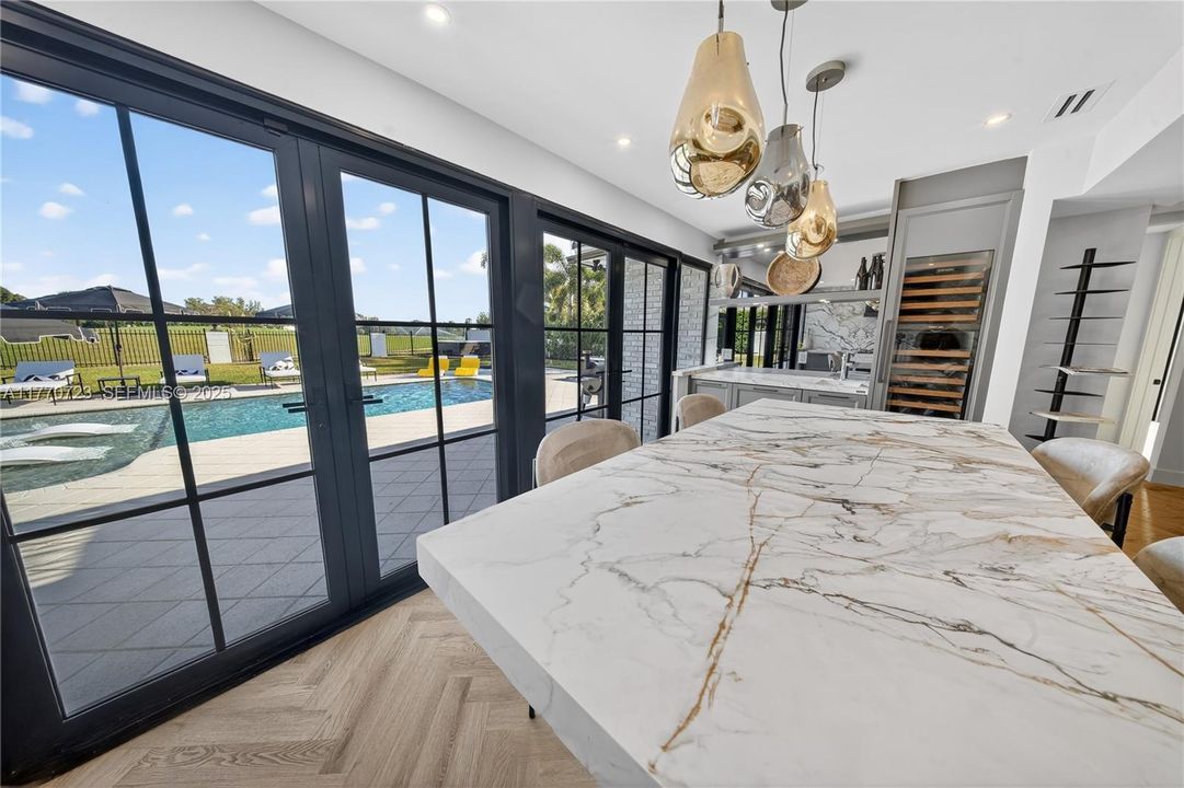 В аренду: $26,000 (5 спален, 4 ванн, 4378 Квадратных фут)