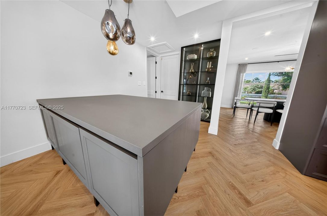 В аренду: $26,000 (5 спален, 4 ванн, 4378 Квадратных фут)