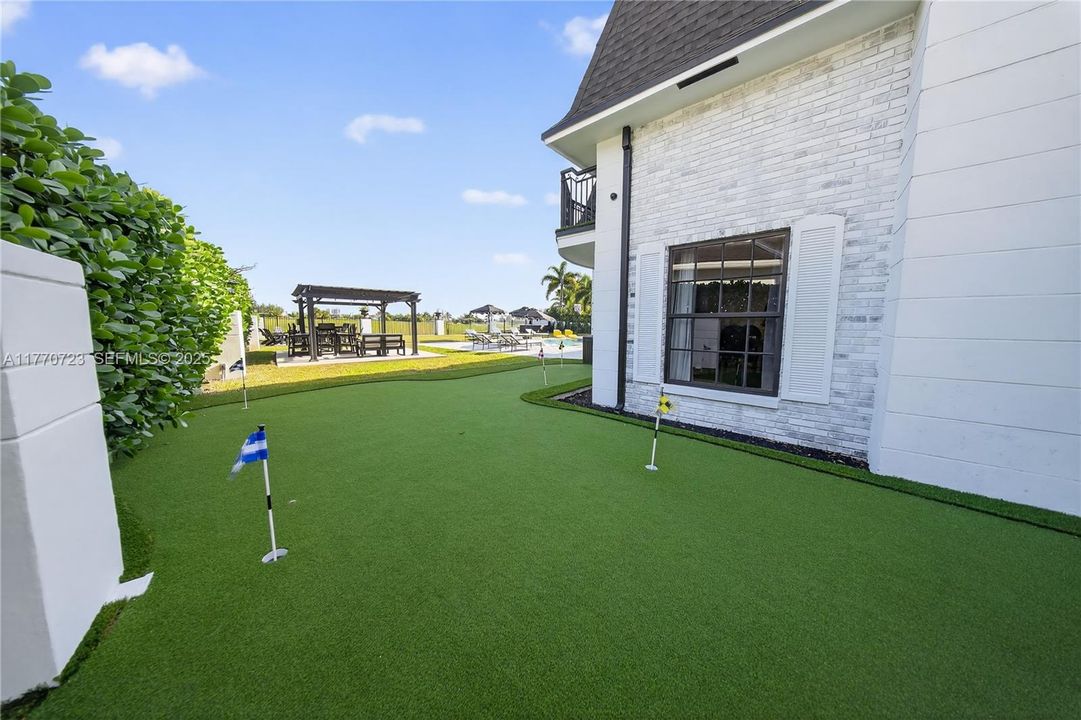 В аренду: $26,000 (5 спален, 4 ванн, 4378 Квадратных фут)