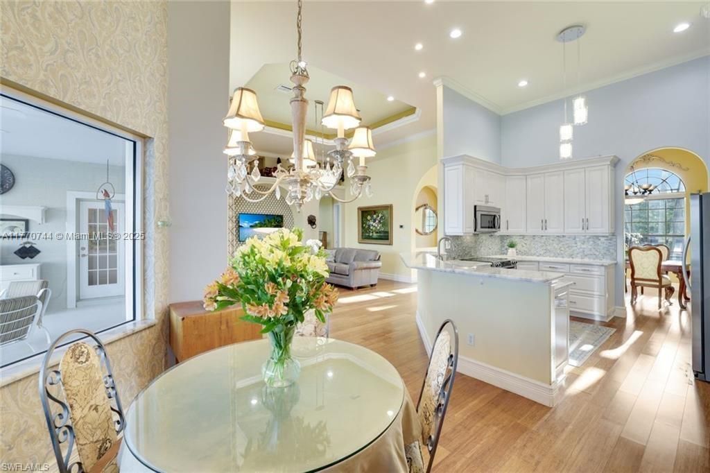 Vendido Recientemente: $799,990 (4 camas, 3 baños, 2540 Pies cuadrados)