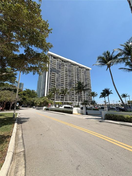 For Sale: $500,000 (1 beds, 1 baths, 1056 Square Feet)