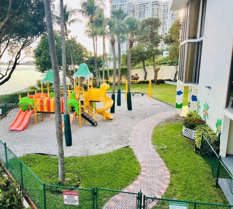 For Sale: $500,000 (1 beds, 1 baths, 1056 Square Feet)