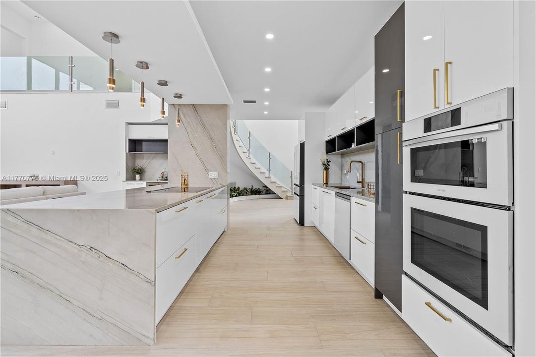 Recently Sold: $1,250,000 (4 beds, 3 baths, 2584 Square Feet)