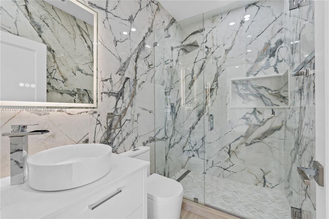 Recently Sold: $1,250,000 (4 beds, 3 baths, 2584 Square Feet)