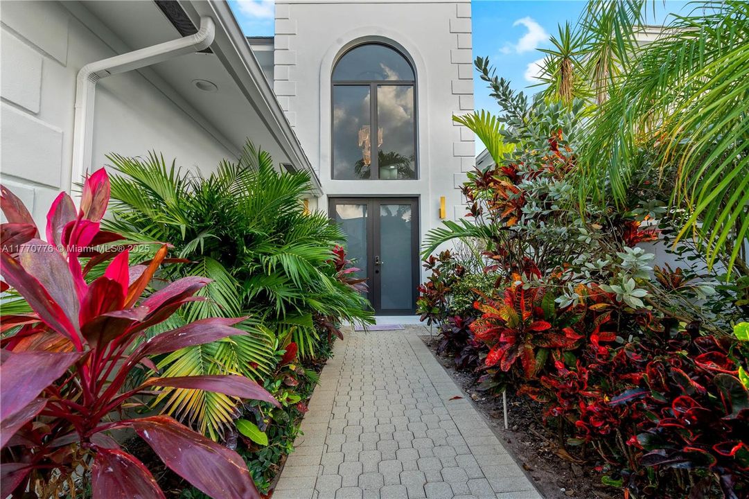 Recently Sold: $1,250,000 (4 beds, 3 baths, 2584 Square Feet)