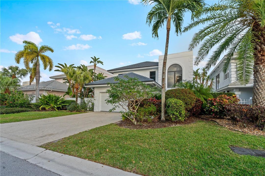 Recently Sold: $1,250,000 (4 beds, 3 baths, 2584 Square Feet)