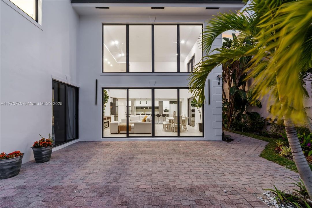 Recently Sold: $1,250,000 (4 beds, 3 baths, 2584 Square Feet)