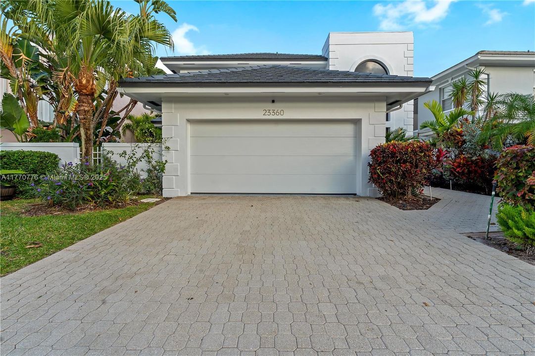 Recently Sold: $1,250,000 (4 beds, 3 baths, 2584 Square Feet)