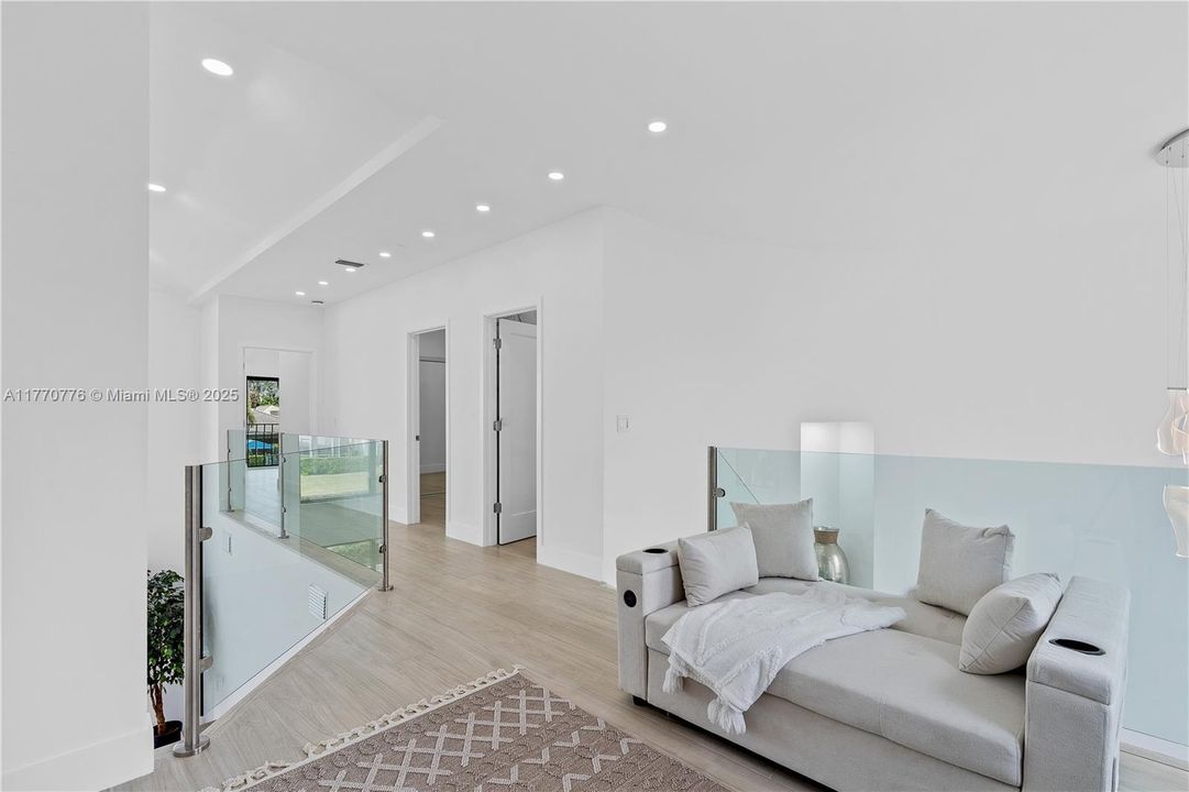 Recently Sold: $1,250,000 (4 beds, 3 baths, 2584 Square Feet)