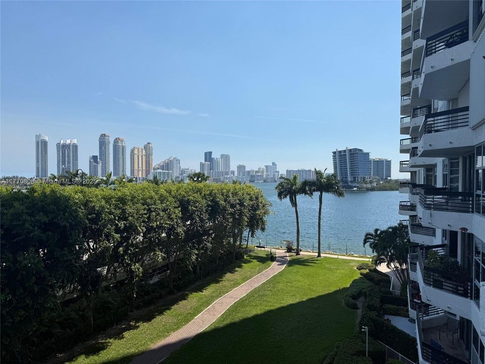 Recently Sold: $399,000 (2 beds, 2 baths, 1181 Square Feet)