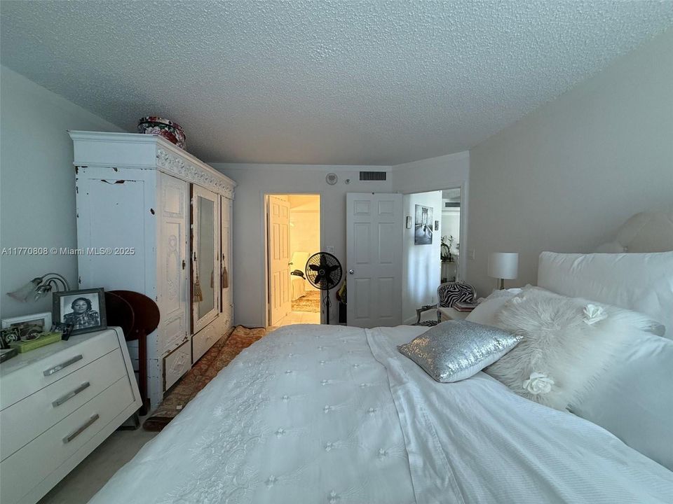 Recently Sold: $399,000 (2 beds, 2 baths, 1181 Square Feet)